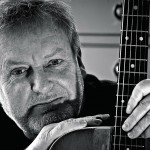 Bo Schiøler i serien "Min yndlingsting" Han er musiker (kendt fra Vesterbros Ungdomsgård) og hans yndlingsting er en guitar