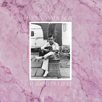 DEN SYVENDE SØN – Ti Skridt Fra Livet